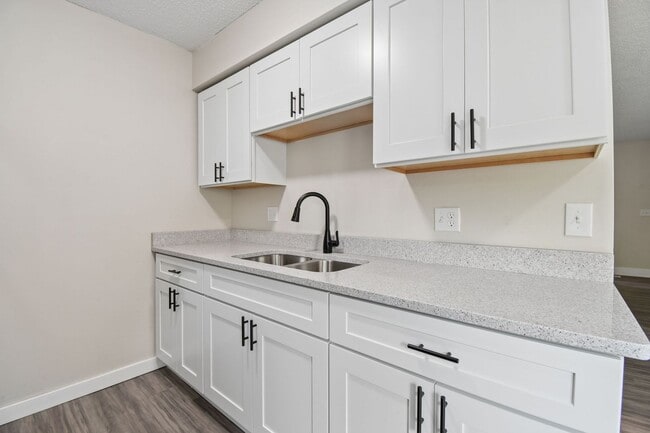 Building Photo - 1385 Country Side Dr