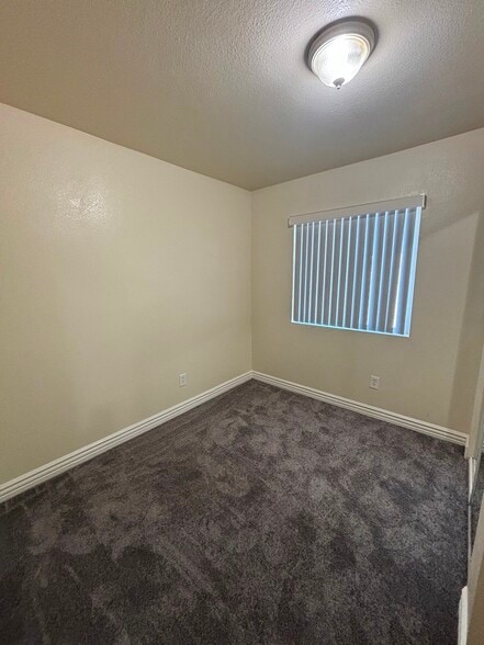 Building Photo - 8634 Menlo Ave