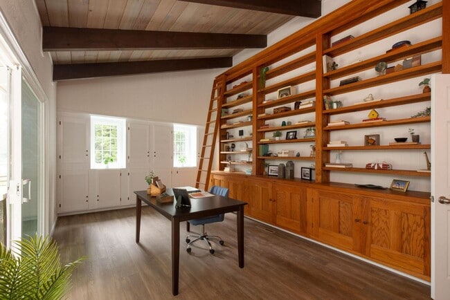 Building Photo - Modern Bayside Retreat – Renovated 3 Bed +...