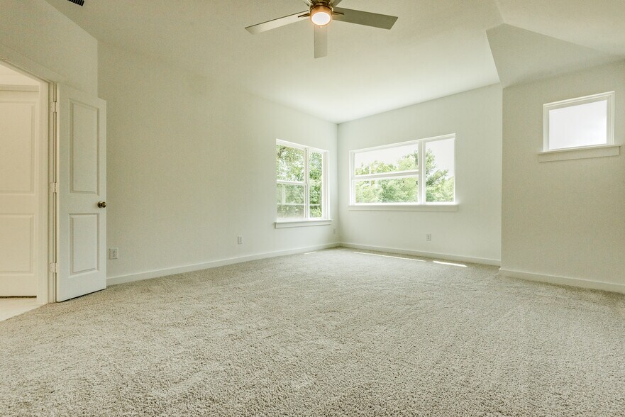 Primary Bedroom Ensuite - 333 Oakbend Dr