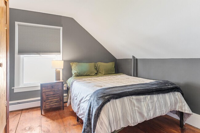 Building Photo - 33 Exeter Rd