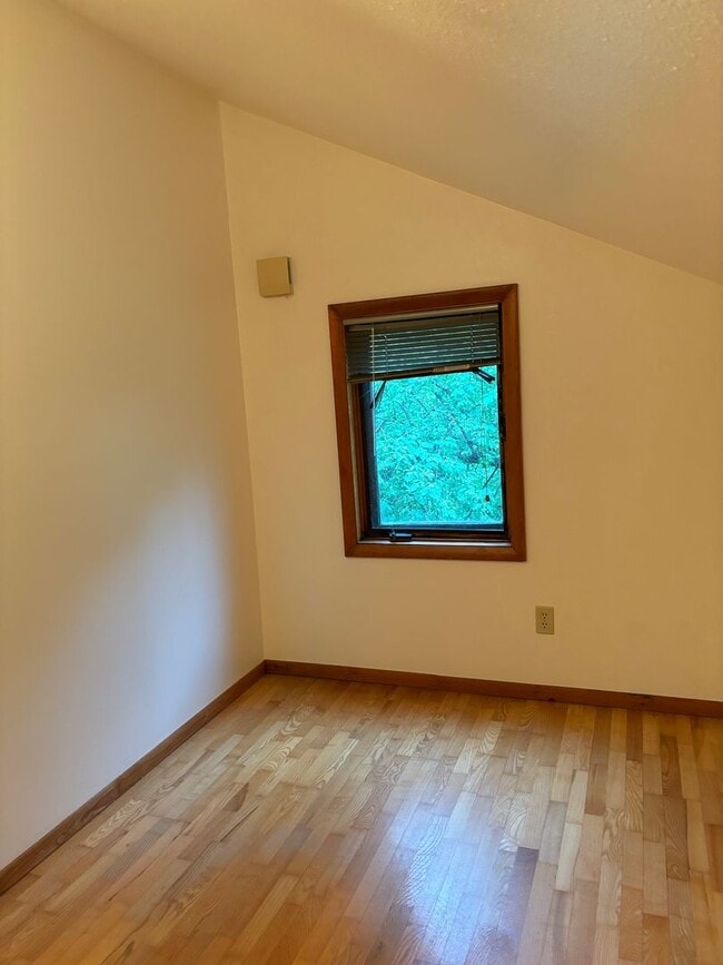 Building Photo - Available NOW Home in the Hills 3 Bed/1.25...