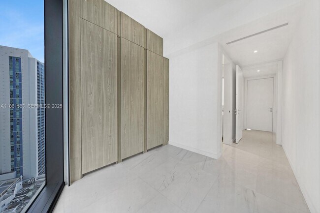 Building Photo - 300 Biscayne Blvd Way