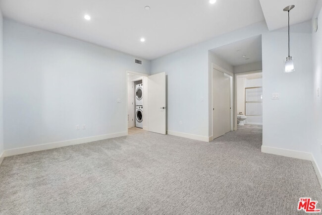 Building Photo - 5955 Saturn St