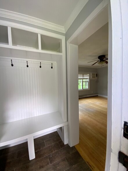 Private separate entrance - 230 School St