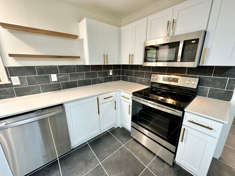Kitchen 3 - 913 Lynden Blvd