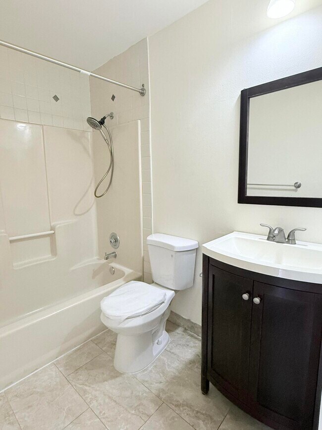 Building Photo - 1635 Woodbridge Lakes Cir