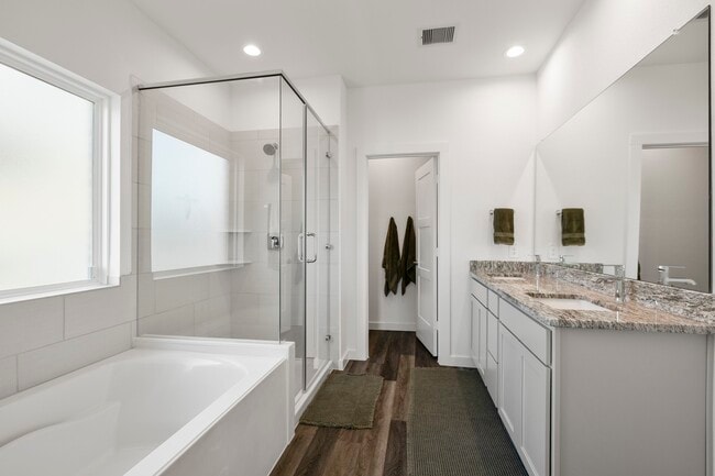 Building Photo - 573 Newcomb Holw Dr