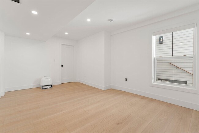 Building Photo - 280 Endicott Ave