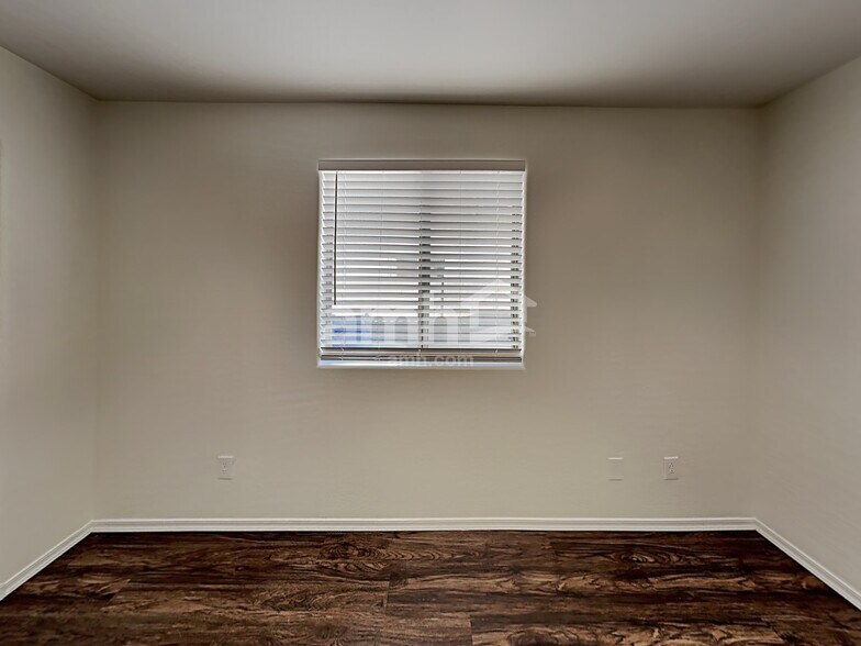 Building Photo - 3429 E Crescent Way