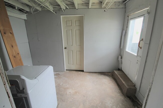 Building Photo - Larger Renovated 2 Bed / 1 Bath Apartment ...
