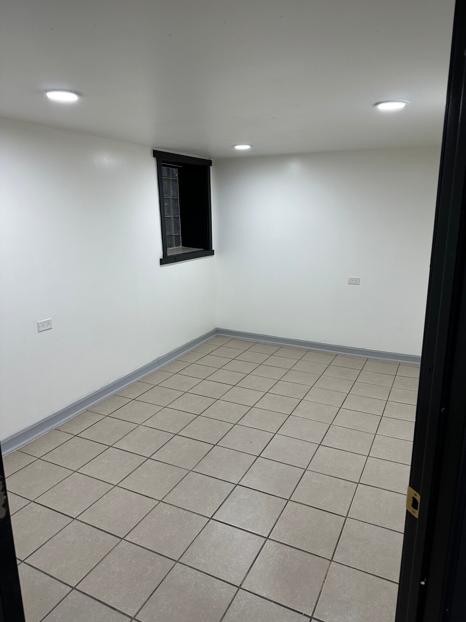 Building Photo - 5254 S Sacramento Ave