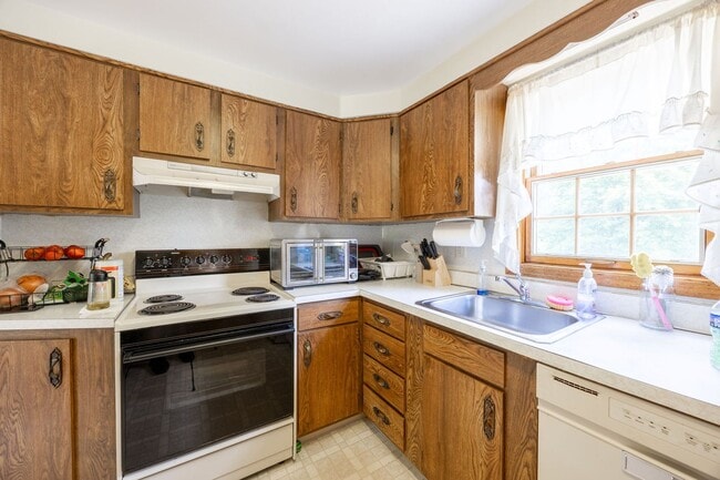 Building Photo - Charming 3-Bedroom Home on a Quiet Street ...