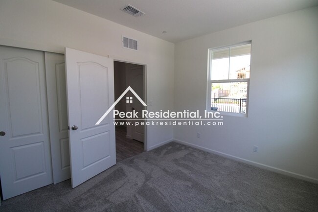 Building Photo - Newer 4bd/3ba Folsom Home with 2 Car Garage