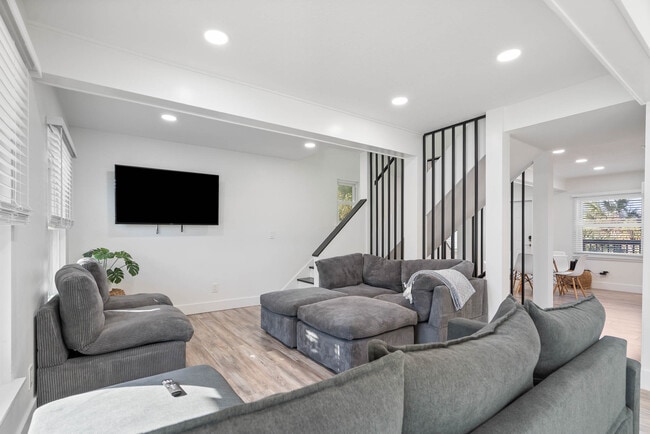 Building Photo - 113 4th Ave