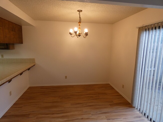 Building Photo - Spacious Northpoint Townhome near Righetti...