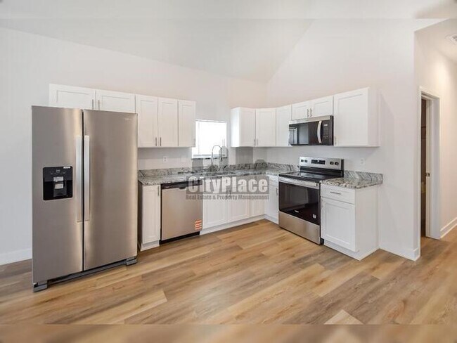 Building Photo - 1135 W 21st St