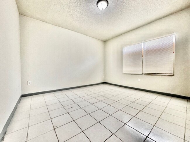 Building Photo - Three Bedroom Single Family Home with Private Fenced Yard