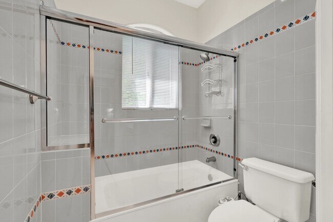 Building Photo - Elegant 4-Bedroom Pool Home in Exclusive G...