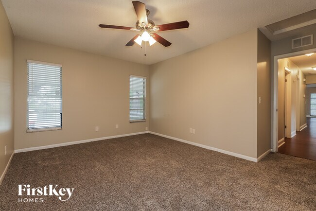 Building Photo - 1120 Brandon Lakes Ave