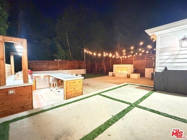 Building Photo - 10593 Kinnard Ave