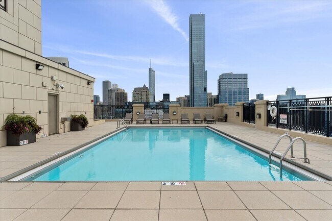 Building Photo - 10 E Delaware Pl