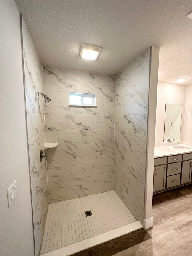 Building Photo - 6 Slate Wood Ct