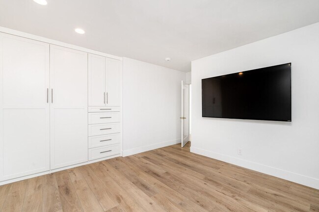 Building Photo - REMODELED 4 BD/3.5 BA RANCH STYLE HOME IN DOVER SHORES