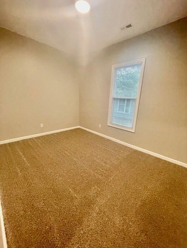 Building Photo - Must view this Adorable 3 bedroom 1 bath h...