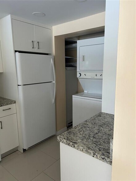 Building Photo - 7910 Colony Cir N