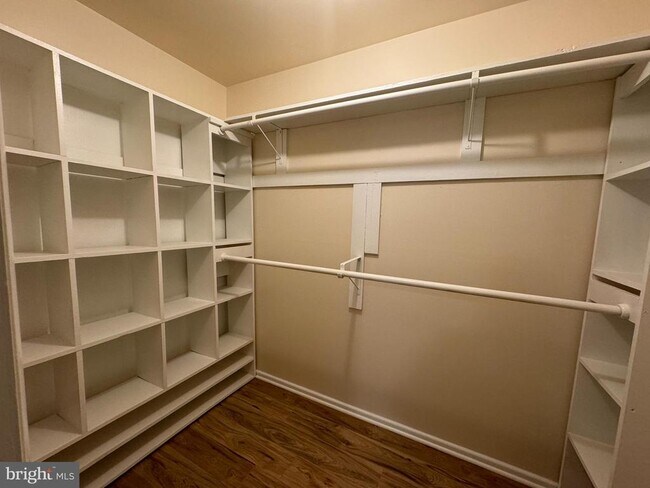 Building Photo - 214 Locust St SE