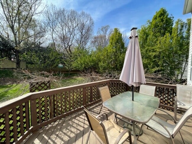 Building Photo - Amazing Hillsborough Home!