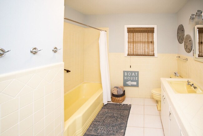 Building Photo - 343 Oleander St