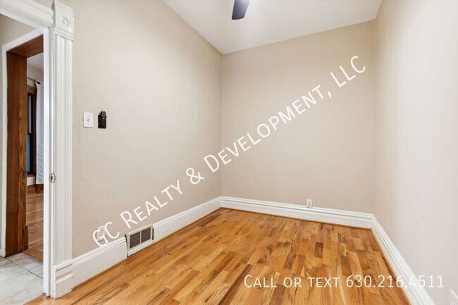 Building Photo - 1028 W Roscoe St