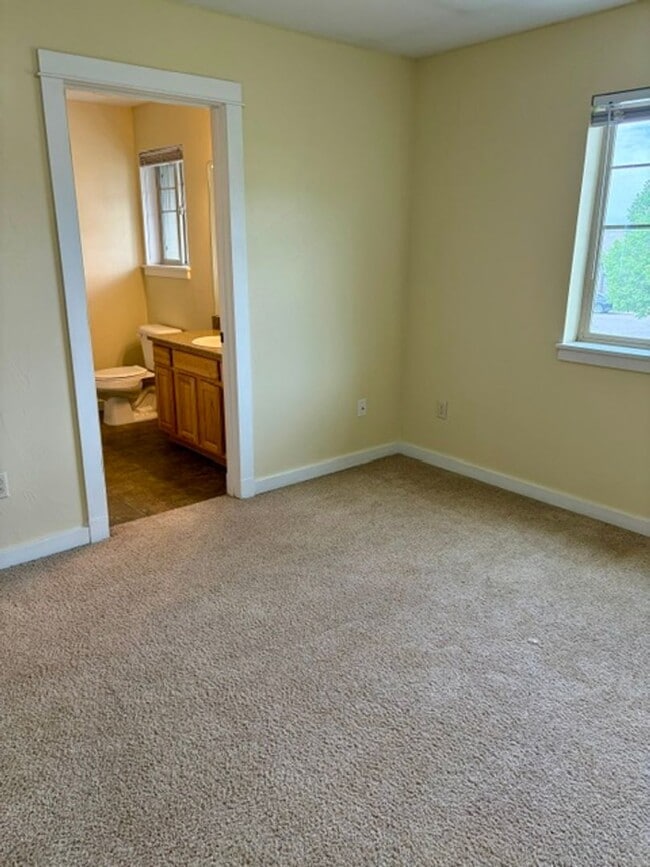 Building Photo - 3 Bedroom, 2.5 Bathroom Townhouse with Fireplace