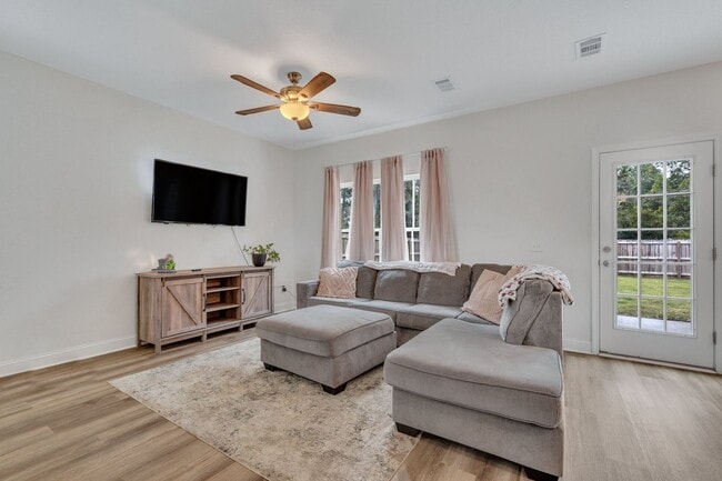 Building Photo - AVAILABLE NOVEMBER (PET FRIENDLY)