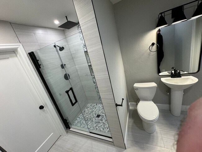 Building Photo - Fully Renovated 4 Bed Home w/ Fenced Backy...