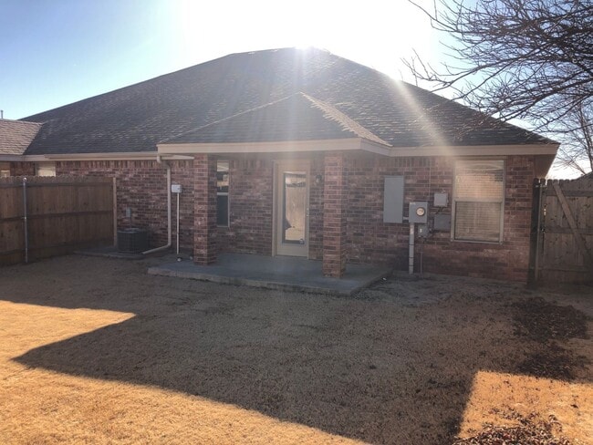 Building Photo - 2 bed 2 bath duplex for rent in Moore near...