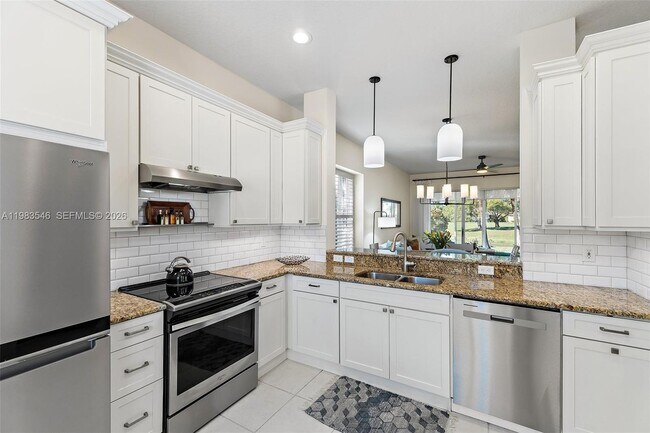 Building Photo - 1832 SW Willowbend Ln