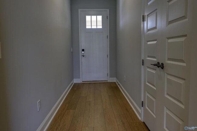 Building Photo - 102 Clift Crk Dr