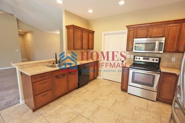 Building Photo - Three Bedroom | Two Bathroom | Newburgh