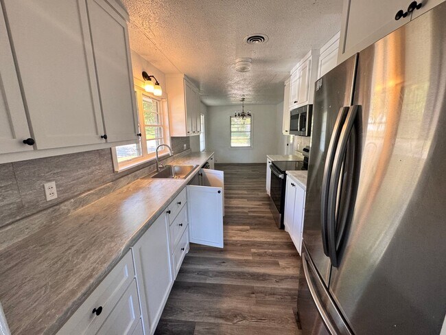 Building Photo - 4 Bedroom Updated Spacious Home!