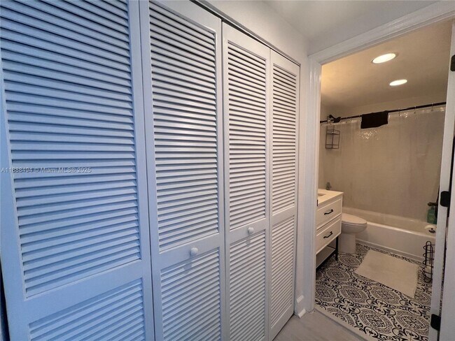 Building Photo - 7501 E Treasure Dr