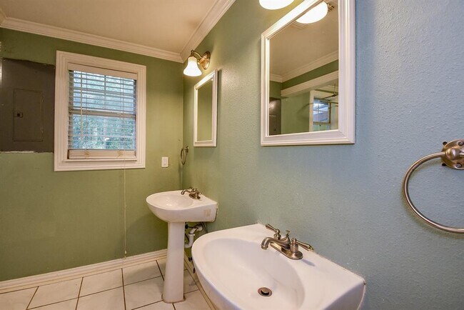 Building Photo - 1105 Avenue D