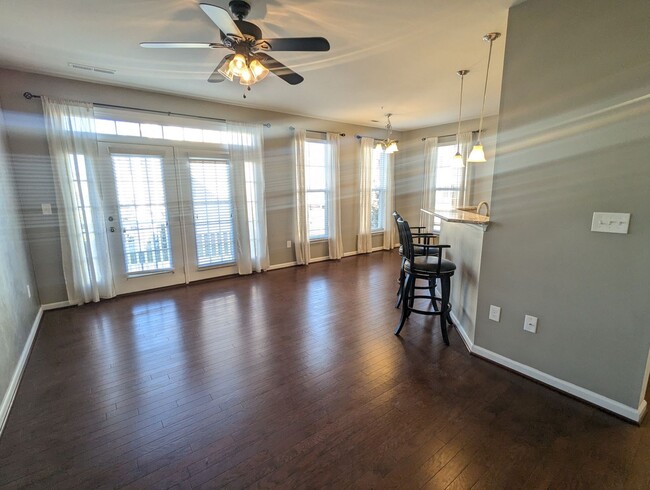 Building Photo - Beautiful 3 level townhouse in the new Jef...