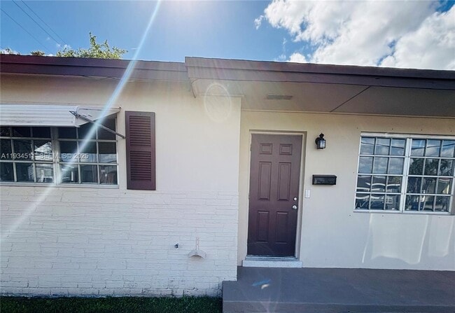 Building Photo - 301 SW 10th Terrace