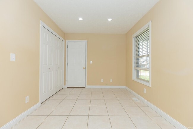 Building Photo - 10599 Tecumseh Dr