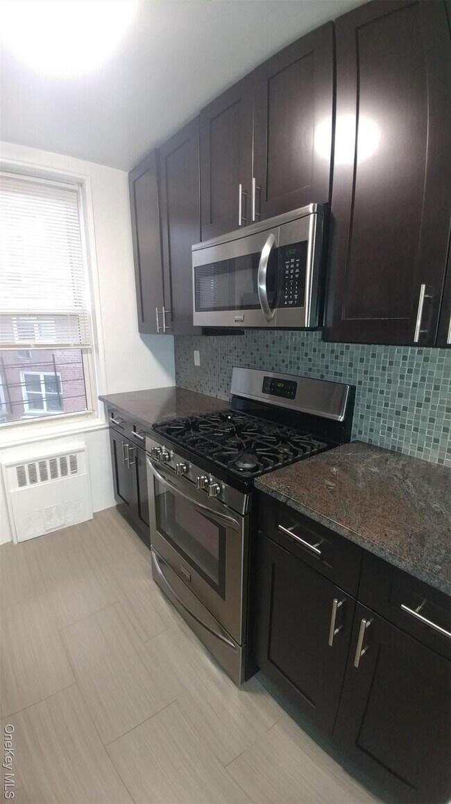 Building Photo - 66-15 Thornton Pl