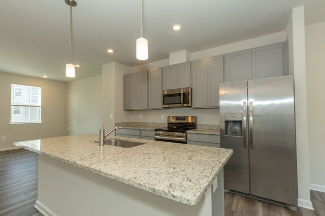 Building Photo - 3 Bed, 2 Full/2 Half Bath, Well Maintained...