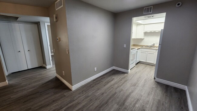 Building Photo - 2 Bedroom in the El Tovar Condominiums Nea...